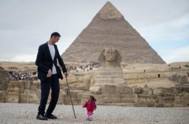 Най-високият и най-ниската се събраха пред пирамидите в Гиза