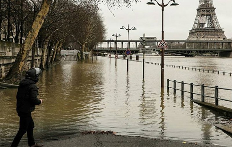 Нивото на Сена се качва критично, затварят пътища и тунели в Париж