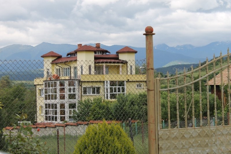 Семейство тираджии с най-хубавата къща в родопско село СНИМКИ