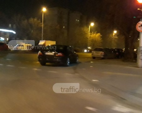 Шофьор на лъскав автомобил взе кръстовище в Пловдив за личен паркинг  СНИМКИ