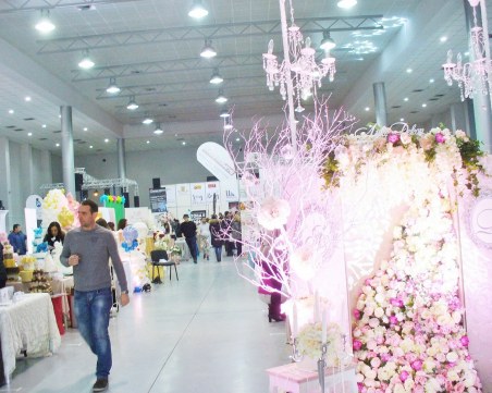 Сватбена еуфория завладя Панаира! Разкриха новите тенденции под тепетата СНИМКИ