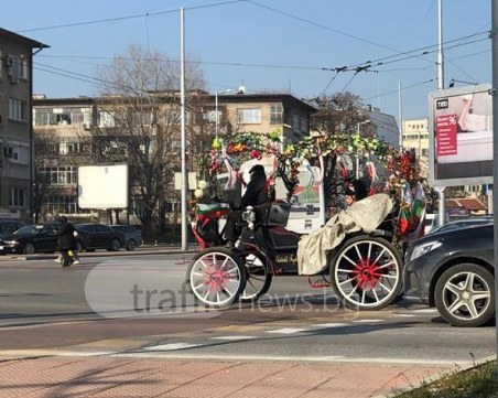 Сватбена рикша и пищна булка събраха погледите в Пловдив СНИМКИ