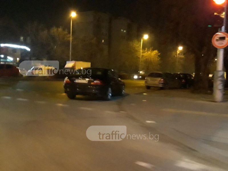 Шофьор на лъскав автомобил взе кръстовище в Пловдив за личен паркинг  СНИМКИ
