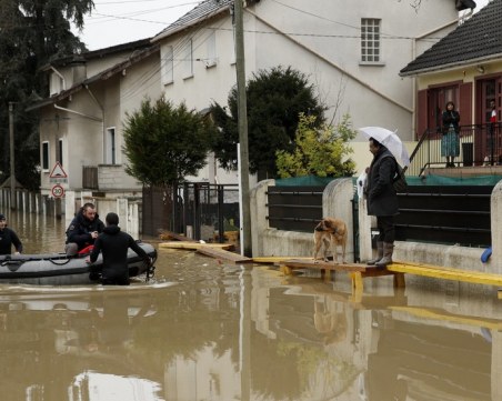 Евакуираха 1500 парижани заради наводненията