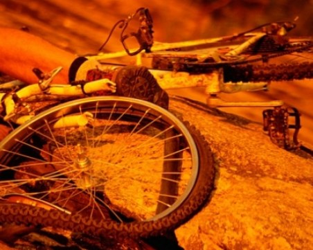 Мъж, бутащ колелото си, бе пометен от камион - издъхна на място