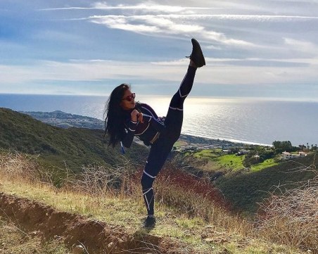 Никол запълва липсата на любимия си с медитация край океана