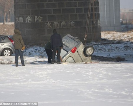 Ван пропадна в замръзнало езеро ВИДЕО