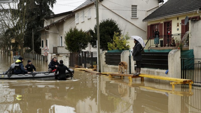 Евакуираха 1500 парижани заради наводненията