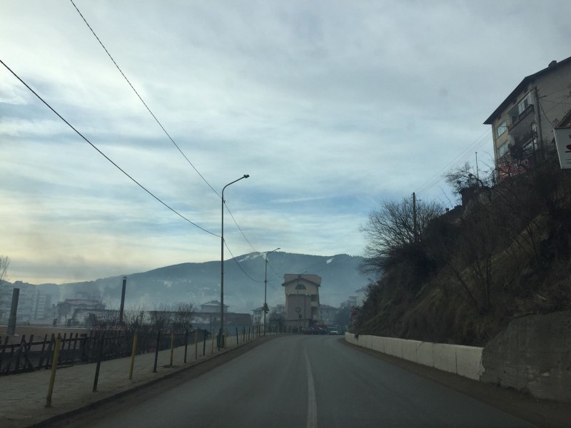 Пътища около Пловдив замръзнаха, опесъчават ги