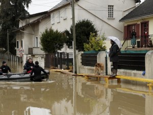 Евакуираха 1500 парижани заради наводненията