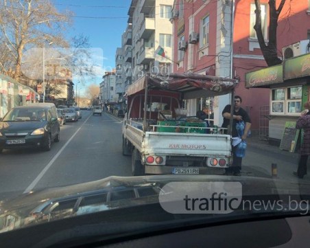 Доставчици блокираха “Гладстон“, пловдивчанка се ядоса, а те я питаха: “Какво искаш?“ СНИМКИ