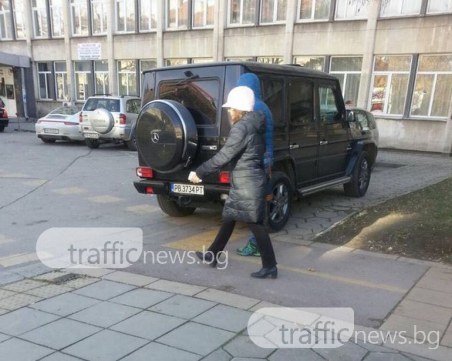 Джип запуши и тротоара, и зебрата пред поликлиника! От него слезе жена СНИМКИ