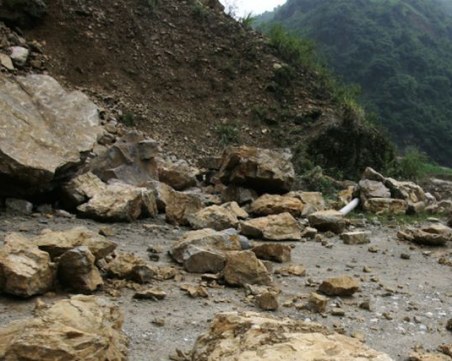 Има опасност от падащи камъни по пътя Девин – Михалково!