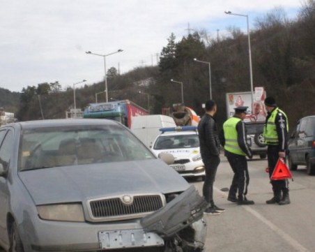 Кола отне предимство и се блъсна в камион СНИМКИ