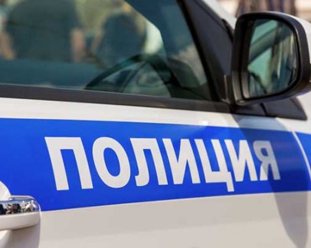 Майка завари 15-годишната си щерка с двама в леглото