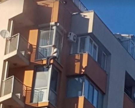 Мъж опита да се хвърли от тераса, пожарникари и полиция са на мястото СНИМКИ