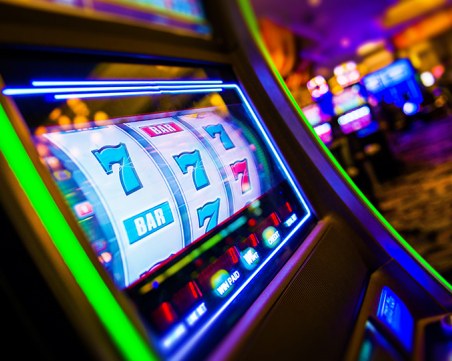 Мъж се развилня в казино в Пловдив, потроши машинка