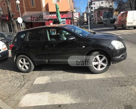 Нервни клаксони отекнаха в центъра, шофьор затапи улица СНИМКИ