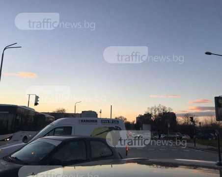 Задръстванията започнаха! Стотици автомобили едва пъплят по основни артерии в Пловдив СНИМКИ
