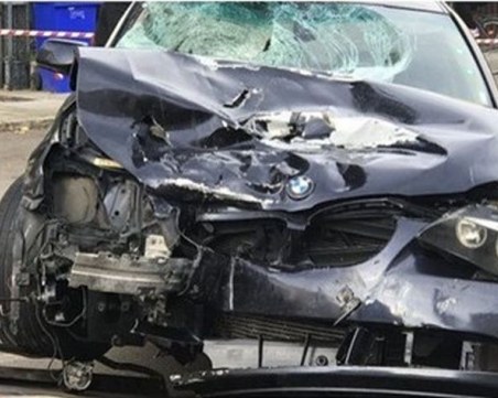 Жестока катастрофа с БМВ, 20-годишен се бори за живот в пловдивска болница