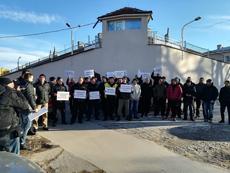 Над 50 души излязоха на протест пред затвора в Пловдив