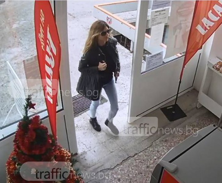 Пловдивчани, познавате ли тази крадла? Бърка в чанти и обира портмонета СНИМКИ