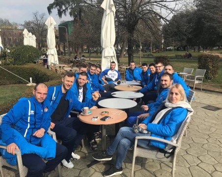 Кафе и отлично настроение в Академик Бултекс 99 преди мача с Тирана