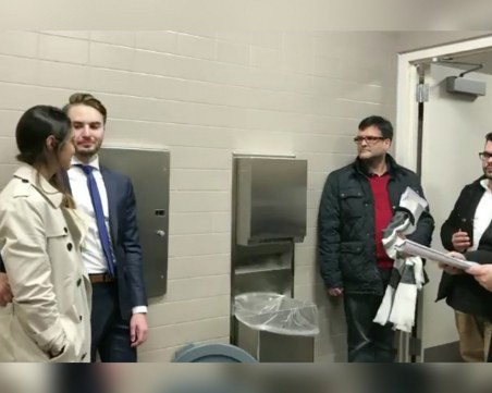 Младоженци вдигнаха сватба в тоалетна