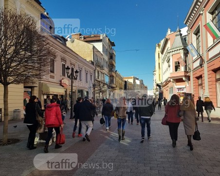 Пловдивчани препълниха Главната, кафенетата се пръскат по шевовете СНИМКИ