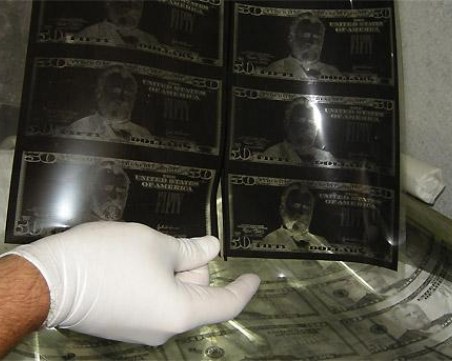 Разследват 14-годишно момче за държане на фалшиви пари