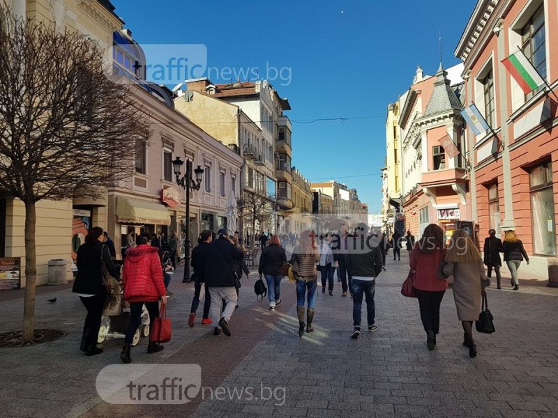 Пловдивчани препълниха Главната, кафенетата се пръскат по шевовете СНИМКИ