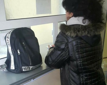 Дама изнерви чакащи за винетка, плаща с торба жълти монети
