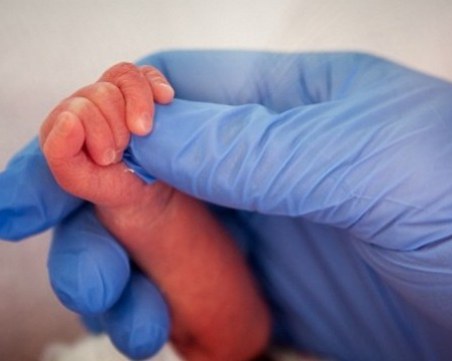 Мъртво бебе на 40 дни докараха в болницата в Пазарджик, започна разследване