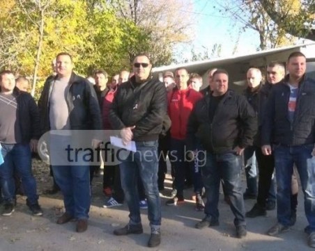 Недоволството продължава! Надзирателите от затвора в Пловдив на протест