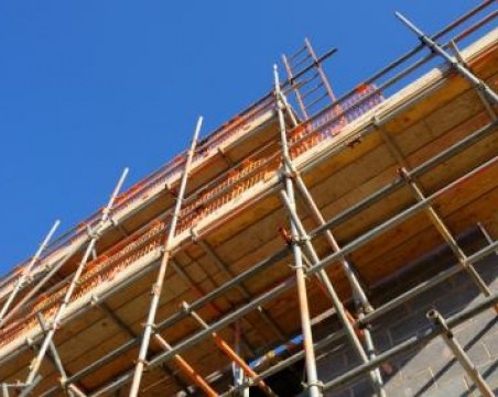 Работник падна от строеж в Пловдив, откараха го в болница