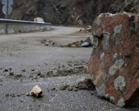 Шофьорка се заби в скала край Асеновград, две деца пострадаха