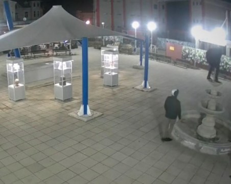 Вандалщина! Ученици потрошиха фонтан, заснеха го на клип ВИДЕО