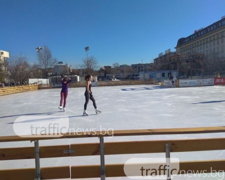 Зима ли? Девойки по потници се пуснаха на пързалката в Пловдив СНИМКИ
