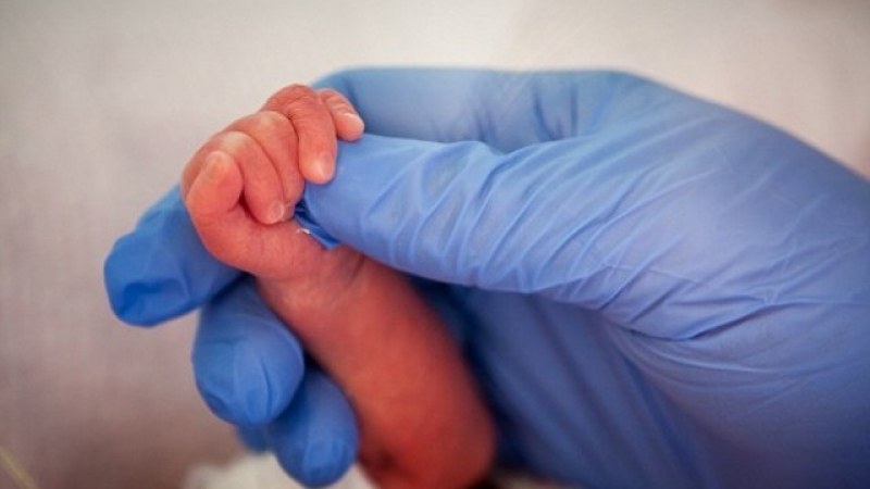 Мъртво бебе на 40 дни докараха в болницата в Пазарджик, започна разследване