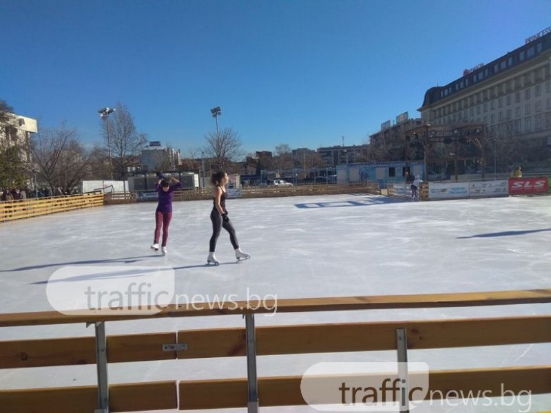Зима ли? Девойки по потници се пуснаха на пързалката в Пловдив СНИМКИ