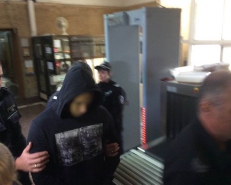 Обвиниха десетокласник в опит за убийство на охранител