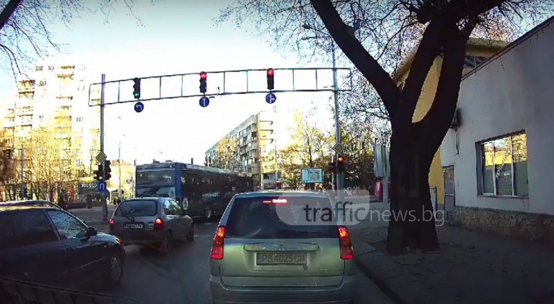 Грубо нарушение в Пловдив! Шофьор на рейс направи опасна маневра ВИДЕО
