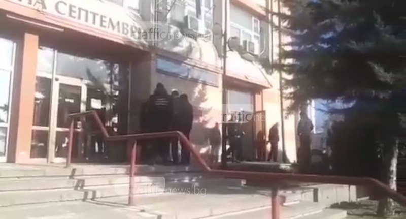 Полиция обсади и къщата на кмета на Септември, претърсват кабинета му ВИДЕО