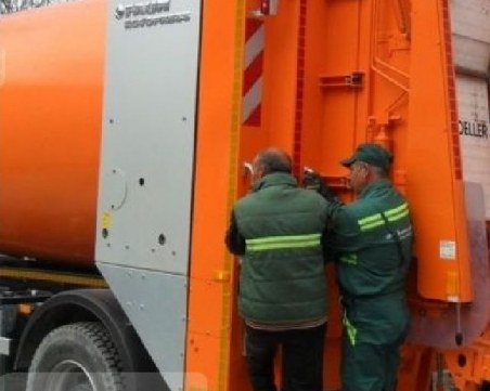 Двама работници са в болница – паднали от камион за смет край Асеновград