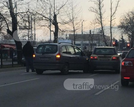 Катастрофа на “Източен“, две коли запушиха булеварда СНИМКИ