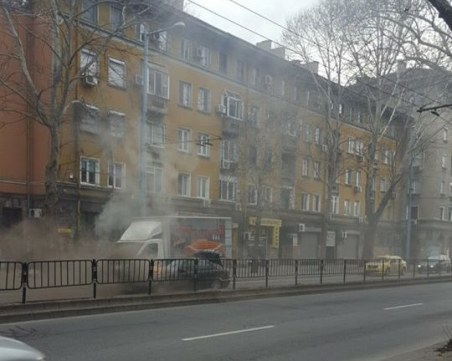 Лек автомобил избухна в пламъци в центъра на Пловдив