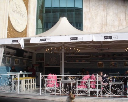 Пловдивски бар върза жив петел за оградата си по случай... Петльовден СНИМКА