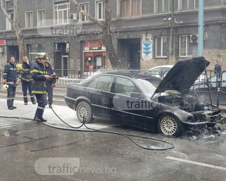 Пожарникари изгасиха горящото БМВ в центъра, образува се тапа СНИМКИ