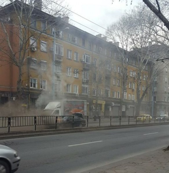 Лек автомобил избухна в пламъци в центъра на Пловдив