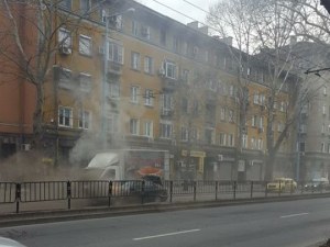 Лек автомобил избухна в пламъци в центъра на Пловдив